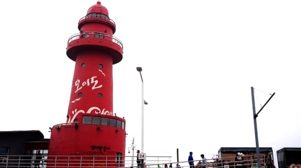 시흥시티투어는 5월 오이도, 갯골생태공원, 삼미시장 코스로 운영된다. 사진은 오이도의 ‘빨간 등대’. 사진제공=경기관광공사