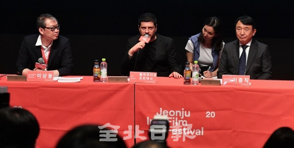 제20회 전주국제영화제 개막일인 2일 전주디지털독립영화관에서 영화제 개막작인 나폴리의 감독 클라우디오 조반네시 감독이 영화에 대한 소개를 하고 있다. 박형민 기자