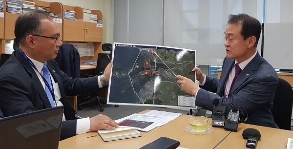 2일 전북도청 기자실에서 강팔문 새만금개발공사 사장이 태양광발전시설 사업자 공모에 대해 설명하고 있다.