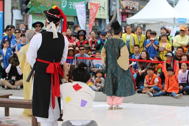 거리로 나온 예술 공연 등