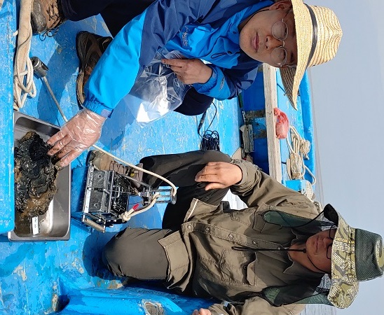 새만금 선상 조사 당시 새만금호에서 퍼낸 퇴적물. 사진제공= 새만금 시민생태조사단