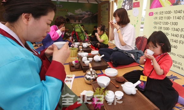 부안 마실축제가 열린 5일 생활다례 체험 및 전통차 시음회 프로그램에 참가한 어린이들이 전통차를 시음하고 있다. 조현욱 기자