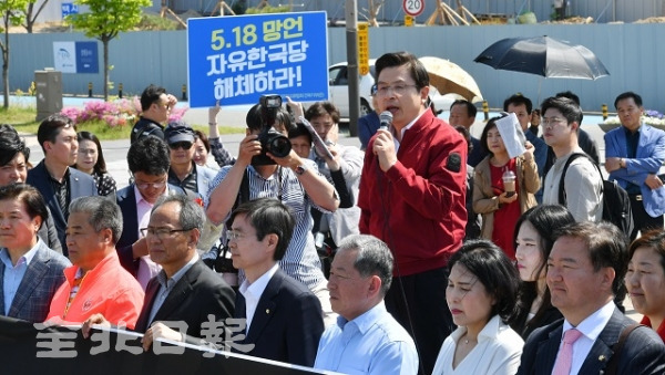 국회의 패스트트랙과 관련해 전국순회 투쟁에 나선 자유한국당 황교안 대표가 전주를 방문한 3일 전주역에서 광장에서 발언을 하고 있다. 박형민 기자
