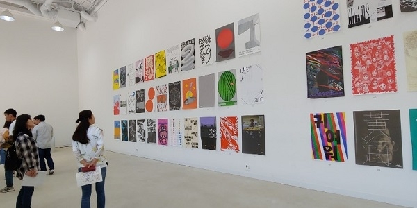 100필름, 100포스터 전시를 관람하는 모습.