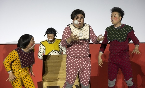 3일 전주 돔에서 ’옹알스’팀이 영화 상영 후 퍼포먼스 공연을 선보이고 있다. 사진제공=전주국제영화제