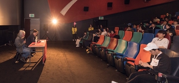 지난 6일 열린 ‘마스터 클래스’에서 제임스 베닝 감독(왼쪽)이 자신의 작품과 작업 과정에 대해 설명하고 있다. 사진제공= 전주국제영화제