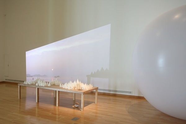 김종희 작품, 영상설치·유리볼·원뿔 종이컵·에드벌룬, 가변설치, 2019