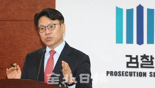 8일 전주지방검찰청 중회의실에서 김관정 전주지방검찰청 차장검사가 수도권 호남지역 80억 원대 쓰레기 지원금 편취 및 감독기관 비리 수사 결과 브리핑을 하고 있다. 조현욱 기자