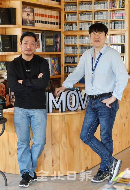 제20회 전주국제영화제를 기념하는 '뉴트로 전주' 섹션에 참여한 박정범(사진 왼쪽), 정형석 감독과 본보와의 인터뷰가 진행된 지난 3일 전주 영화호텔에서 두 감독이 포즈를 취하고 있다. 박형민 기자