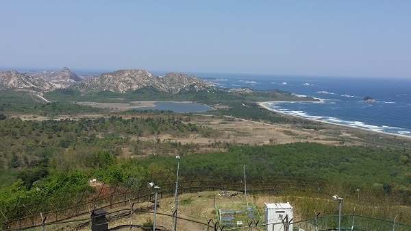 금강산전망대(717OP)에서 바라다 보이는 구선봉과 감호, 그리고 오른쪽으로 시원하게 펼쳐진 해금강.