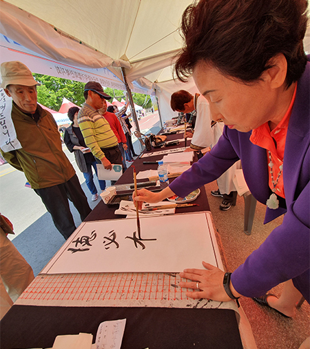 남원 춘향제가 열린 남원 광한루원에서 한국미술협회 남원지부가 가훈 써주기 행사를 하고 있다.