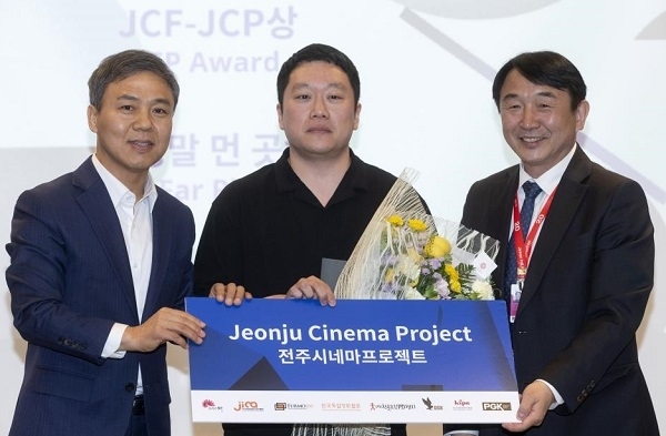 ‘JCF 2019’ 전주시네마프로젝트상을 수상한 '정말 먼 곳' 박근영 감독(가운데)이 기념촬영을 하고 있다.