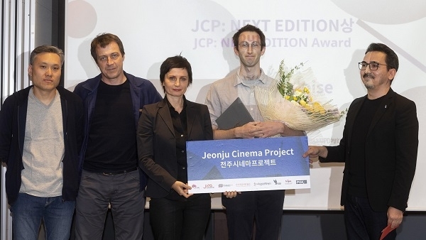 'JCP NEXT EDITION' 전주시네마프로젝트상을 수상한 '아웃사이드 노이즈' 테드 펜트 감독(오른쪽 두번째)이 기념촬영을 하고 있다.