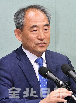 더불어민주당 전북도당에 입당원서를 제출한 윤준병 전 서울시 행정1부시장이 9일 도의회 브리핑룸 기자회견을 열고 제21대 총선에서 정읍ㆍ고창 지역구에 출마의사를 밝히고 있다. 박형민 기자