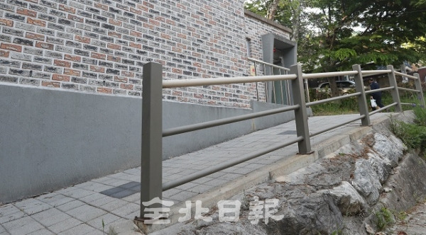 9일 전주시 삼천1공원 등 모두가 편하게 이용해야 하는 공공화장실이 장애인이나 노약자가 이용하기에 경사가 높거나 파손되어 있는 등 이용이 불편하게 설치돼 있다. 조현욱 기자