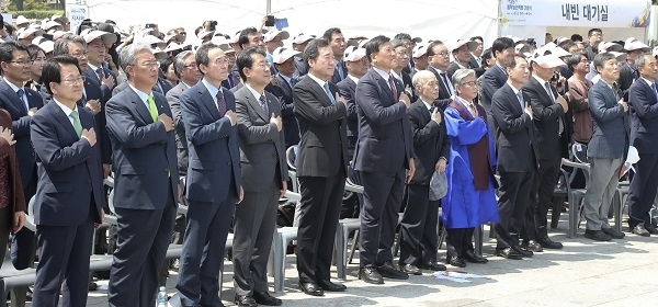 동학농민혁명 기념일이 국가기념일로 제정된 후 정부 주최로 처음으로 열리는 '제125주년 동학농민혁명' 기념식이 11일 서울 광화문 광장에서 열린 가운데 이낙연 국무총리와 박양우 문화체육관광부 장관, 송하진 전북도지사, 정동영, 유성엽, 박주선 국회의원, 이형규 동학기념재단 이사장, 최효섭 유족회 이사장, 동학농민혁명 유족, 천도교 관계자 및 참석자들이 국민의례를 하고 있다. 사진제공 = 전북도