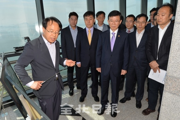 문성혁 해양수산부 장관이 10일 새만금 33센터 전망대에서 새만금 신항만 사업 추진 상황에 대한 설명을 듣고 있다. 박형민 기자