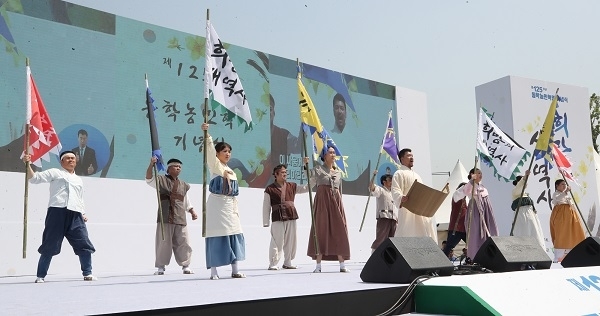 11일 오전 서울 광화문 광장에서 열린 제125주년 동학농민혁명 기념식에서 뮤지컬 공연이 열리고 있다. 연합뉴스