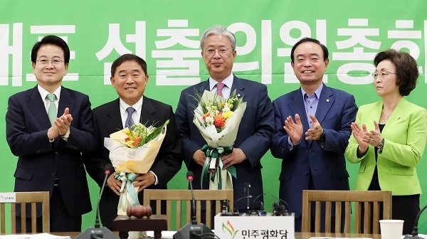 13일 오전 국회에서 열린 민주평화당 원내대표 선출 의원총회에서 유성엽 의원(왼쪽 세번째)이 원내대표로 선출되자 기념촬영 하고 있다. 연합뉴스