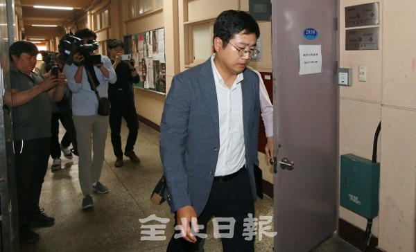 14일 경찰이 행사 채점표 조작 등 업무방해 혐의를 받고 있는 전북대학교 A학과 과사무실을 압수수색 하고 장내를 빠져나오고 있다. 조현욱 기자