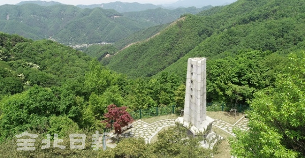 임진왜란 당시 전주성과 호남평야를 지킨 웅치 전투를 기리는 웅치 전투 전적비가 세워진 완주군 소양면에서 14일 전적비가 그날의 기억을 간직하듯 굽이치는 골짜기를 바라보고 서 있다. 박형민 기자