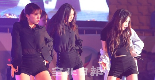 제13회 전국장애학생 체육대회 개회식이 익산 실내체육관에서 열린 가운데 가수 청하가 축하공연을 하고 있다. 조현욱 기자