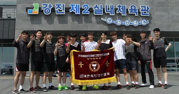 남자 대학부 단체전 우승 차지한 원광대 선수단.