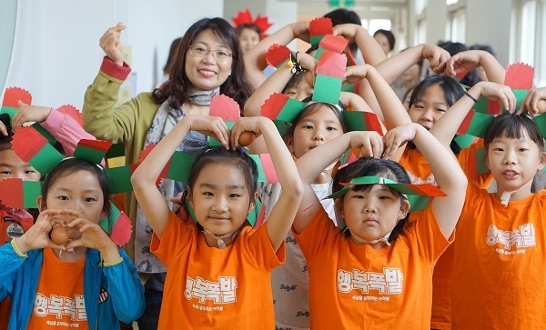 스승의 날인 15일 군산시 회현초등학교에서 학생들이 손수 만든 카네이션을 머리에 쓰고 교사들에게 감사한 마음을 전하고 있다. 사진제공 = 전북교육청