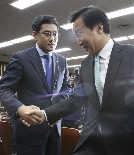 15일 국회에서 열린 바른미래당 원내대표 선출 의원총회에서 손학규 대표(오른쪽)가 오신환 신임 원내대표와 악수하고 있다. 연합뉴스