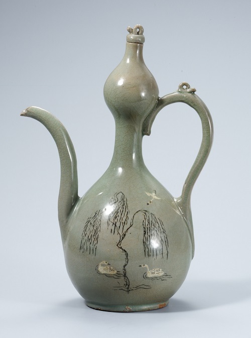 청자 상감 물가풍경 매화 대나무 무늬 주전자. 국립중앙박물관 소장