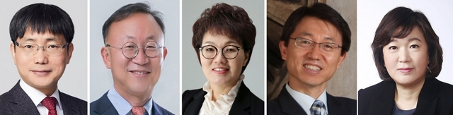 왼쪽부터 김영식 법무비서관(법무법인 지평 변호사), 석종훈 중소벤처비서관(중소벤처기업부 창업벤처혁신실장), 권향엽 균형인사비서관(더불어민주당 여성국장), 박영범 농해수비서관(지역농업네트워크 협동조합 연합회 회장), 홍승아 여성가족비서관(저출산고령사회위원회 정책운영위원). 2019.5.17 [청와대 제공]