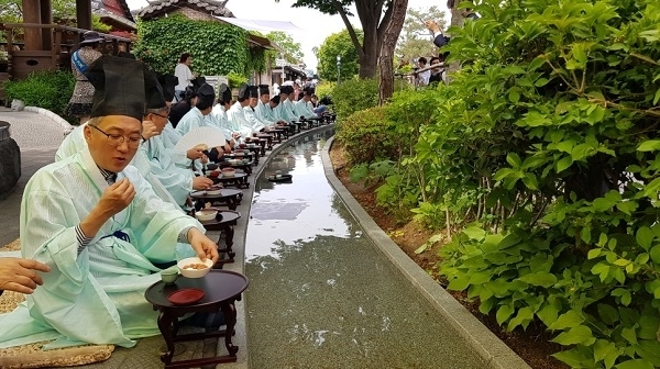 지난 17일 전주한옥마을 실개천에서 열린 절기축제 참가자들이 유상곡수연 놀이를 즐기고 있다. 사진제공= 전주시