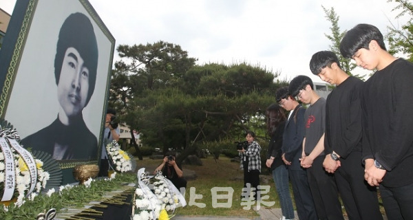 17일 전북대학교에서 열린 제39주년 5ㆍ18민주화운동 이세종 열사 추모식에 참석한 전북대학교 학생들이 추모비 앞에서 묵념하고 있다. 조현욱 기자