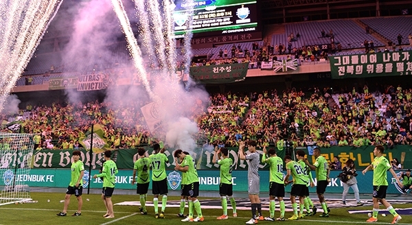 지난 18일 전북현대가 전주월드컵경기장에서 열린 ‘하나원큐 K리그1 2019’ 12라운드 제주와의 홈경기에서 승리한 후 응원단과 기쁨을 함께 하고 있다.