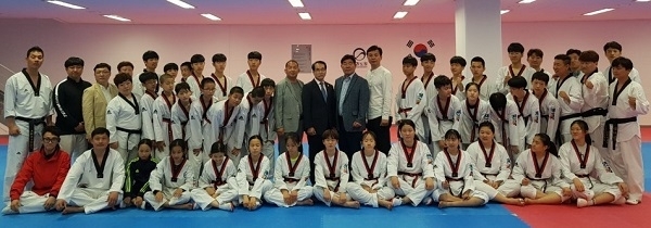 19일 전북체육회 최형원 사무처장이 제48회 전국소년체육대회에 출전하는 선수들을 격려한 후 기념촬영을 하고 있다.