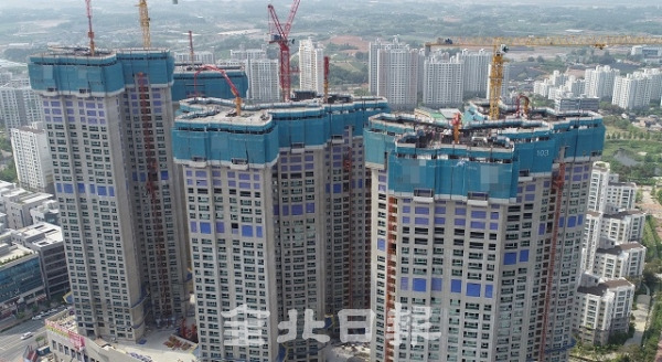 19일 전북지역 신도시 건설 현장에서 안전관리 부실로 인한 사망사고가 꾸준히 늘어나고 있는 가운데 전북 혁신도시를 비롯한 신도시에 높은 건물들이 올라서고 있다. 박형민 기자