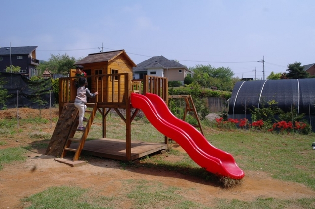 작은 집이 있는 미끄럼