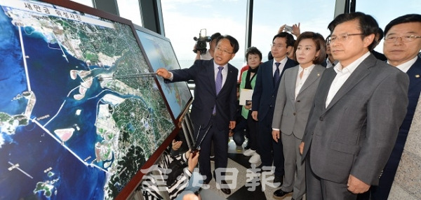 자유한국당 현장최고위원회가 열린 20일 새만금 신시도33센터 전망대에서 황교안 대표와 나경원 원내대표 등 참석자들이 새만금사업 현황에 대한 설명을 듣고 있다. 박형민 기자