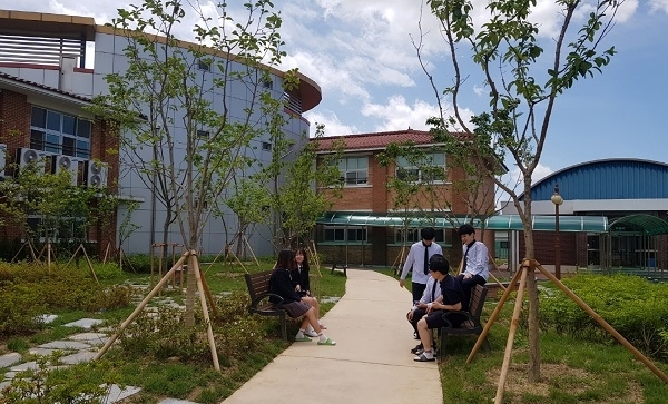 익산 여산중학교에 조성된 명상숲(학교숲).