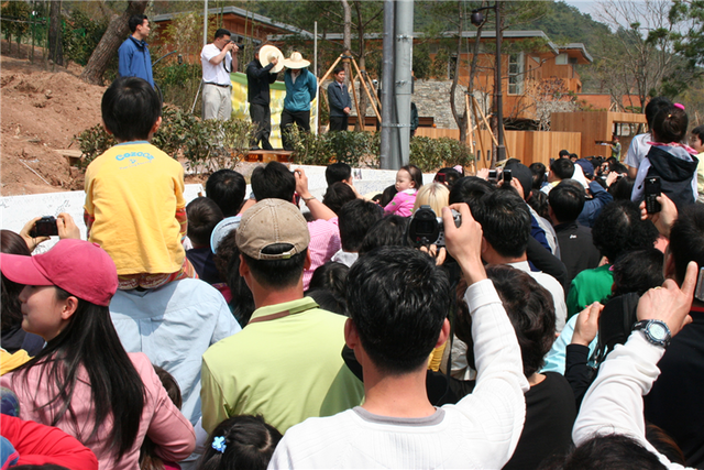 2008년 당시 노무현 전 대통령 사저 앞 방문객들