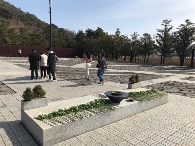 헌화하는 사람들