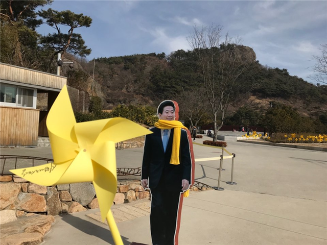 자원봉사자들이 나눠주는 노란바람개비