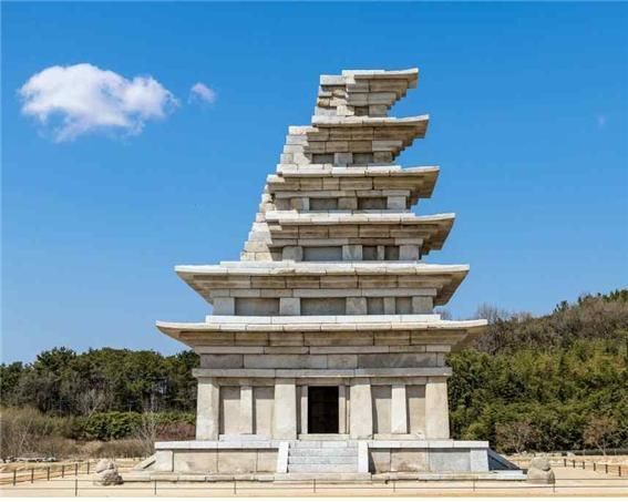 20년 만에 복원된 미륵사지 석탑(국보 11호)