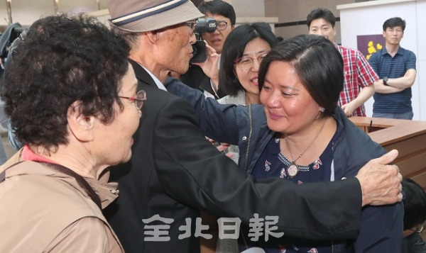 1978년 프랑스로 입양됐던 박난아 씨(프랑스 이름 제시카 브룬)씨가 22일 전북경찰청에서 41년 만에 눈시울을 붉히며 고모, 고모부와 상봉을 하고 있다. 조현욱 기자