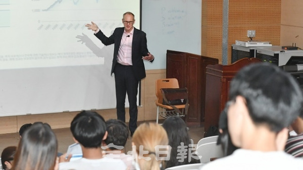 지난 21일 대체투자 운용사인 맨그룹의 최고투자책임자인 샌디 래트레이가 전북대학교에서 학생들에게 해지펀드에 대해 강의하고 있다. 박형민 기자