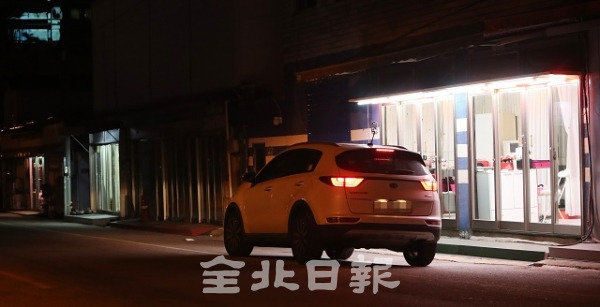 21일 전주시의 '서노송예술촌 프로첵트'로 인해 성매매 밀집 지역인 선미촌의 업소가 줄어들어 몇군데만 드문드문 불이 켜져 있다. 조현욱 기자