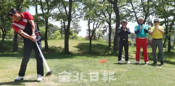 소아암환우돕기 전북일보배 아마추어 골프대회가 열린 22일 임실군 전주 샹그릴라cc에서 대회 참가 선수가 힘찬 스윙을 하고 있다. 조현욱 기자