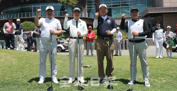 소아암환우돕기 전북일보배 아마추어 골프대회가 열린 22일 임실군 전주 샹그릴라cc에서 서창훈 전북일보 회장을 비롯한 참가 선수들이 시타를 한 후 기념촬영을 하고 있다. 조현욱 기자