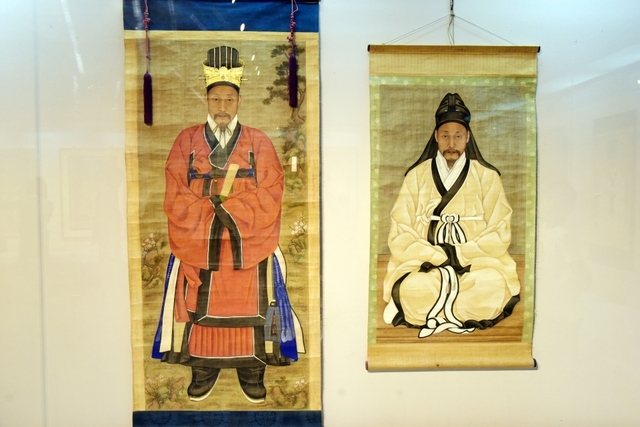 이덕응 초상 조복본(좌), 유복본(우)