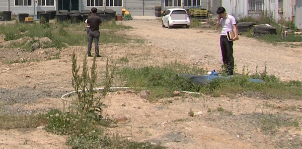 지난 24일 군산시·경찰 합동으로 폐기물 불법 매립 의혹을 받고 식품업체 현장조사 모습.